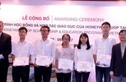 05 students of VNU University of Science received a UOP Honeywell 2017 scholarship